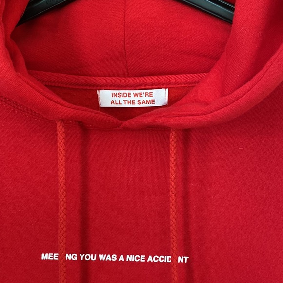 Inside, we’re all the same red kangaroo hoodie. Size large, but quite oversized. - Picture 2 of 6